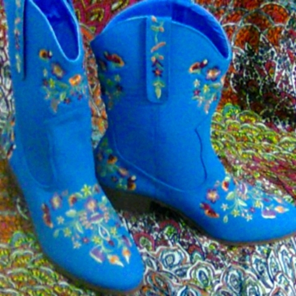 amanda d'laurie Shoes - NWOT Embroidered boots